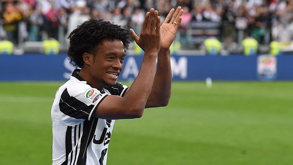 Juan Cuadrado melakukan selebrasi dengan tepuk tangan setelah kalahkan Sampdoria dengan skor 5-0 tanpa balas. - INDOSPORT